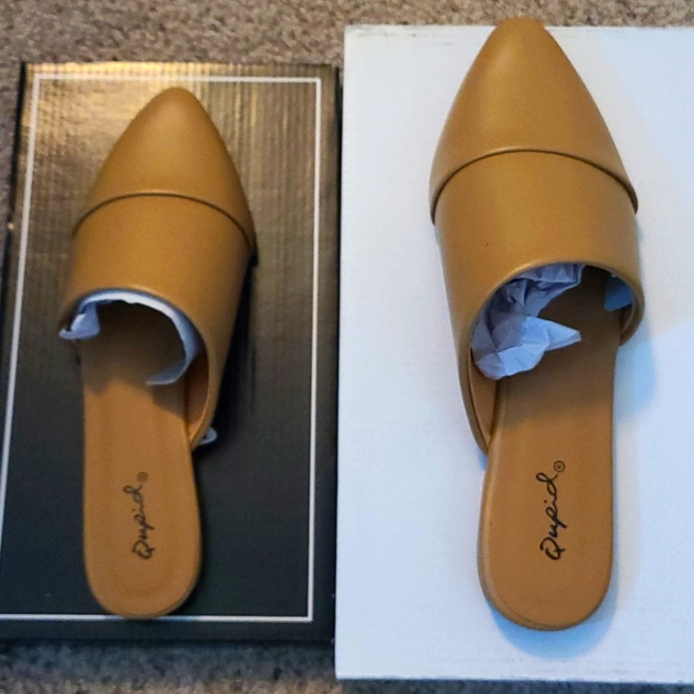 NWT Qupid Butterscotch closed toe flat